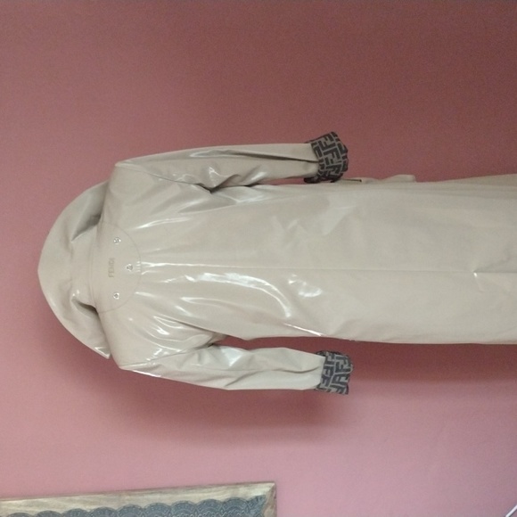 Authentic Fendi A Effet Verni Long Trench Coat - Picture 10 of 17